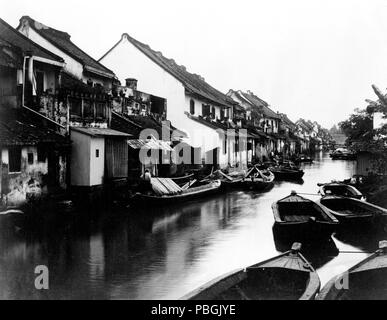 Java - kleine Boote auf Dorf canal 1890-1923 Stockfoto