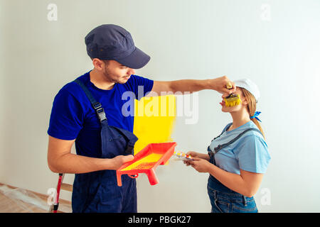 Junges Ehepaar Spaß beim Malen ihre flache Stockfoto