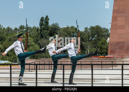 Soldaten, die den Wachwechsel Zeremonie in Ala zu Quadratisch, Bischkek, Kirgisistan. Stockfoto