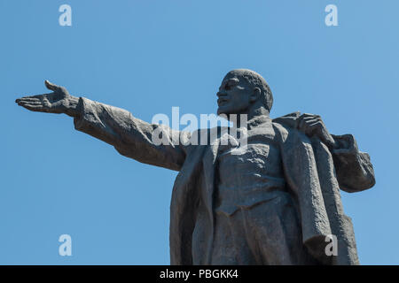 Statue von Wladimir Lenin (Wladimir Iljitsch Uljanov) hinter Ala Zu quadratisch in Bischkek, die Hauptstadt von Kirgistan. Stockfoto