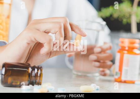 Nahaufnahme einer Frau hand mit einem Vitamin Pille Stockfoto