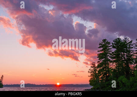 Sonnenuntergang auf Bayley Bucht von lindenholz See in Quetico Provincial Park Stockfoto