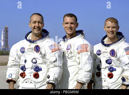 (18. Dezember 1968) Portrait des Apollo 9 prime Crew in Ihrem Raum passt. Von links nach rechts sind dies: Commander, James A. McDivitt, Command Modul Pilot, David R. Scott, und Lunar Module Pilot, Russell L. Schweickart. Stockfoto