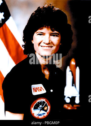 Sally Ride war die erste amerikanische Frau im Raum. NASA ausgewählt Dr. Fahrt als Astronaut Kandidat im Januar 1978. Sie absolvierte ihre Ausbildung im August 1979, und begann ihre Karriere als Astronaut Mission Specialist auf STS-7, die von Kennedy Space Center, Florida am 18. Juni 1983 gestartet. Stockfoto