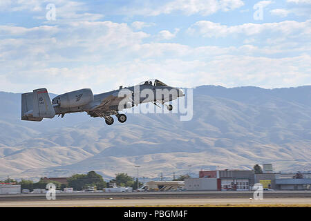 Ein 124 Fighter Wing, Idaho Air National Guard A-10 Thunderbolt II Flugzeuge für eine unähnliche Air Combat Training Mission an gowen Field Air National Guard Base in Boise, Idaho am 18. Juli 2018 stattfindet. Die 124 FW führt ihre Pilot Training am Berg Home Bereich Komplexe etwa 50 Meilen südlich von Boise, das ist eine der wenigen Basen im Land, die mit Live in Air Train-Schlacht Simulationen. (U.S. Air National Guard Foto von älteren Flieger Dane M. St. Pe) Stockfoto