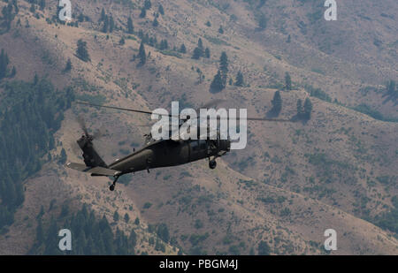 Ein UH-60 Black Hawk zugeordnet 183Rd Aviation Battalion der Idaho Army National Guard fliegt über den Ausläufern in Boise, Idaho, 26. Juli 2018. Der Black Hawk wurde verwendet, um die Mitglieder der Idaho Flügel Civil Air Patrol während eines Fluges Tour der Schatz-senke zu transportieren. (U.S. Air National Guard Foto von Airman 1st Class Taylor K. Walker) Stockfoto