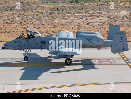 Eine A-10 Thunderbolt II C 190 Fighter Squadron, Boise, Idaho Taxis vor Abziehen an gowen Field Juli 27., 2018. Die 190 verbrachte die letzten zwei Wochen Durchführung unterschiedlicher Air Combat Training mit dem mit F-15 Cs vom 122 Fighter Squadron der 159 Fighter Wing über den Berg Startseite Komplex im Südosten von Idaho. (U.S. Air National Guard Foto von Tech. Sgt. John Winn) Stockfoto