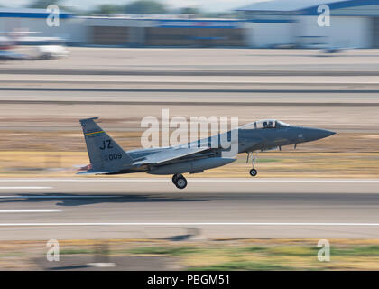 F-15 Cs vom 122 Fighter Squadron der 159 Fighter Wing, Naval Air Station gemeinsame Reserve Base New Orleans, Louisiana, von gowen Field, Boise, Idaho am 27. Juli 2018. Die 122 FS wurde in Boise unähnlich Air Combat Training mit den 190 Fighter Squadron der A-10 Thunderbolt IIs ausführen. (U.S. Air National Guard Foto von Tech. Sgt. John Winn) Stockfoto