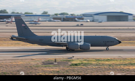 Eine KC-135R aus dem 155 Luftbetankung Flügel des Nebraska Air National Guard zieht aus gowen Field Juli 27., 2018. Die Antenne refueler war die Unterstützung der 122 Fighter Squadron der 159 Fighter Wing, Louisiana Air National Guard, die Teilnahme an unterschiedlichen Air Combat Training mit A-10 Cs wurde von 190 der 124 Fighter Wing Fighter Squadron. (U.S. Air National Guard Foto von Tech. Sgt. John Winn) Stockfoto