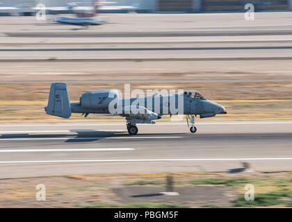 Eine A-10 Thunderbolt II C 190 Fighter Squadron, Boise, Idaho zugewiesen ist, aus gowen Field Juli 27., 2018. Die 190 verbrachte die letzten zwei Wochen Durchführung unterschiedlicher Air Combat Training mit dem mit F-15 Cs vom 122 Fighter Squadron der 159 Fighter Wing über den Berg Startseite Komplex im Südosten von Idaho. (U.S. Air National Guard Foto von Tech. Sgt. John Winn) Stockfoto