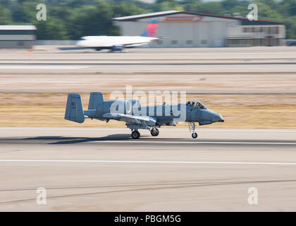 Eine A-10 Thunderbolt II C 190 Fighter Squadron, Boise, Idaho zugewiesen ist, aus gowen Field Juli 27., 2018. Die 190 verbrachte die letzten zwei Wochen Durchführung unterschiedlicher Air Combat Training mit dem mit F-15 Cs vom 122 Fighter Squadron der 159 Fighter Wing über den Berg Startseite Komplex im Südosten von Idaho. (U.S. Air National Guard Foto von Tech. Sgt. John Winn) Stockfoto