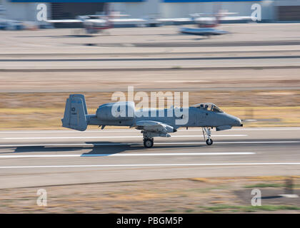 Eine A-10 Thunderbolt II C 190 Fighter Squadron, Boise, Idaho zugewiesen ist, aus gowen Field Juli 27., 2018. Die 190 verbrachte die letzten zwei Wochen Durchführung unterschiedlicher Air Combat Training mit dem mit F-15 Cs vom 122 Fighter Squadron der 159 Fighter Wing über den Berg Startseite Komplex im Südosten von Idaho. (U.S. Air National Guard Foto von Tech. Sgt. John Winn) Stockfoto