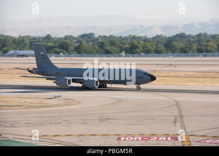 Eine KC-135R aus dem 155 Luftbetankung Flügel des Nebraska Air National Guard zieht aus gowen Field Juli 27., 2018. Die Antenne refueler war die Unterstützung der 122 Fighter Squadron der 159 Fighter Wing, Louisiana Air National Guard, die Teilnahme an unterschiedlichen Air Combat Training mit A-10 Cs wurde von 190 der 124 Fighter Wing Fighter Squadron. (U.S. Air National Guard Foto von Tech. Sgt. John Winn) Stockfoto