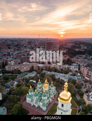 Luftaufnahme von St. Sophia Kathedrale bei Sonnenuntergang in Kiew, Ukraine. Touristische Sehenswürdigkeit. Ukrainischen Barock Stockfoto