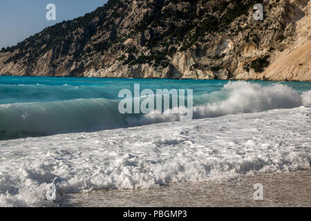 Große Wellen auf Myrtos Beach, Insel Kefalonia (Kefalonia), Griechenland Stockfoto