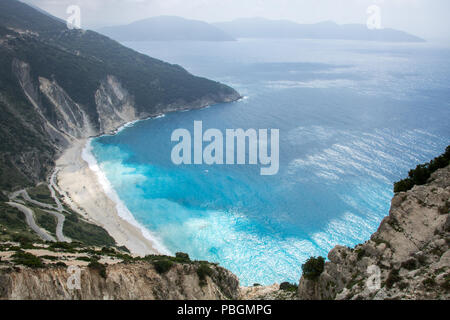 Berühmte Myrtos Beach auf der griechischen Insel Kefalonia (Kefalonia), Ansicht von oben Stockfoto