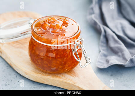 Glas Glas mit Moltebeermarmelade. Nordische Küche. Stockfoto