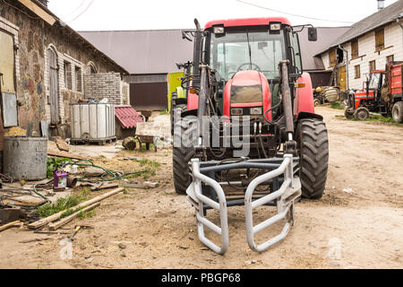 Traktor mit hydraulischen Aufzug für den Transport von Heu und Silage. Vordere Foto einer landwirtschaftlichen Maschine. Die Ausrüstung für eine Molkerei. Stockfoto