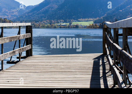 Leere Holzsteg in einer bergigen Landschaft an einem See. Stockfoto