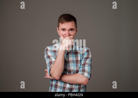 Portrait von Europäischen gutaussehenden Mann traurig Stockfoto