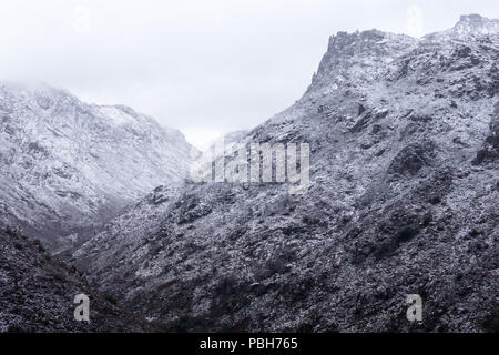 Schnee über dem Gipfel der Bergkette, PNPG Geres, Parque Nacional Peneda - Geres, Portugal, Blick Richtung Leonte Mountain Pass Stockfoto