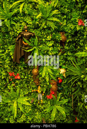Figurine von Batman und faux Laub an die Türen in den Toiletten des D'Arenberg Cube Weinmuseum in McLaren Vale, SA, Australien. Stockfoto