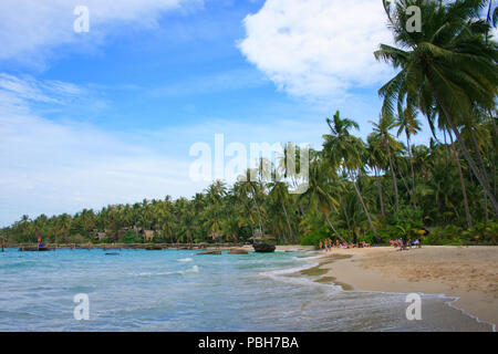 Schöner Panoramablick auf das Meer mit sauberem Wasser und blauer Himmel Stockfoto