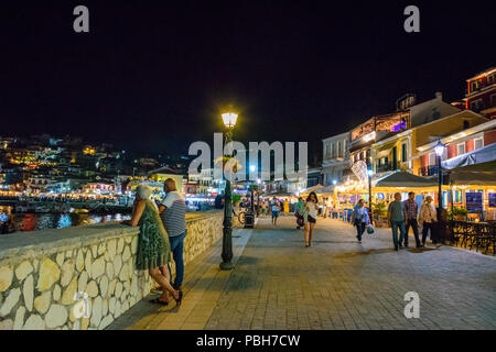 Die erstaunliche Küstenstadt Parga in der Nacht. Touristen und Besucher zu Fuß über der Küste neben der schön geschmückte Geschäfte und Restaurants. Parga, Stockfoto