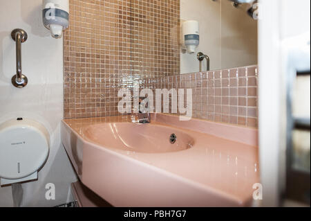 TALLINN, Estland - Sep 7, 2014: Badezimmer in der Kabine an der Cruiseferry der estnischen Firma Tallink. Es ist eines der größten Passagier- und Fracht Stockfoto