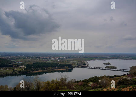 Panoramablick auf die Haliacmon (oder aliakmonas). Es ist der längste Fluss in Griechenland, mit einer Länge von insgesamt 297 km (185 mi). In nördlichen Griechenland Stockfoto