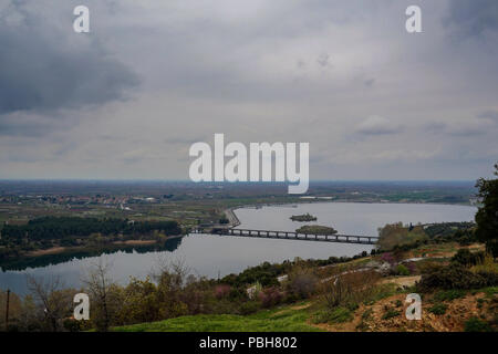 Panoramablick auf die Haliacmon (oder aliakmonas). Es ist der längste Fluss in Griechenland, mit einer Länge von insgesamt 297 km (185 mi). In nördlichen Griechenland Stockfoto