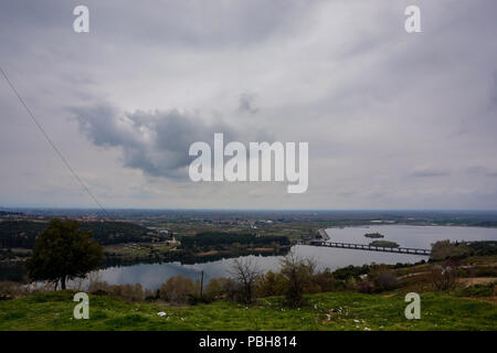 Panoramablick auf die Haliacmon (oder aliakmonas). Es ist der längste Fluss in Griechenland, mit einer Länge von insgesamt 297 km (185 mi). In nördlichen Griechenland Stockfoto