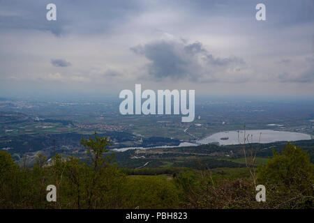 Panoramablick auf die Haliacmon (oder aliakmonas). Es ist der längste Fluss in Griechenland, mit einer Länge von insgesamt 297 km (185 mi). In nördlichen Griechenland Stockfoto