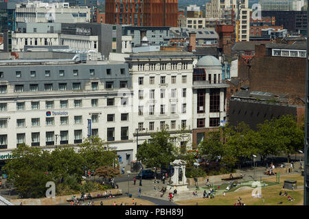 Bürogebäude und Travelodge Hotel rund um den Piccadilly Gardens im Stadtzentrum von Manchester Stockfoto