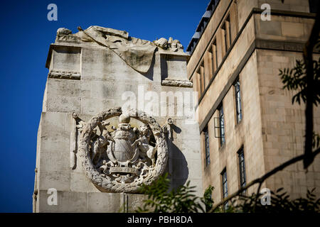 Rathaus und Manchester Kenotaph Ersten Weltkrieg Denkmal von Sir Edwin Lutyens für St. Peter's Square Manchester City Centre konzipiert Stockfoto