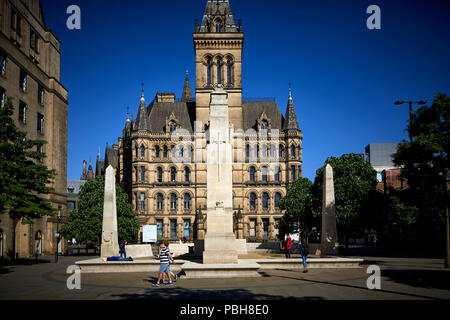 Rathaus und Manchester Kenotaph Ersten Weltkrieg Denkmal von Sir Edwin Lutyens für St. Peter's Square Manchester City Centre konzipiert Stockfoto