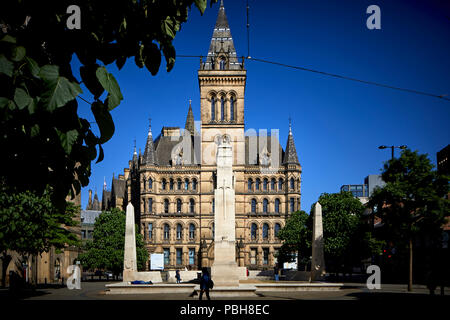 Rathaus und Manchester Kenotaph Ersten Weltkrieg Denkmal von Sir Edwin Lutyens für St. Peter's Square Manchester City Centre konzipiert Stockfoto