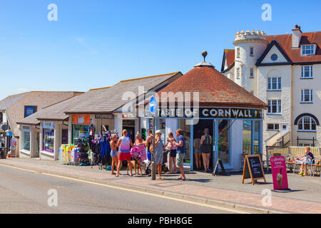 Vom 7. Juli 2018: Bude Cornwall GROSSBRITANNIEN - In der anhaltenden heißen, sonnigen Wetter, Menschen ein erfrischendes Eis essen außerhalb der Geschmack von Cornwall in Belle Anzeigen. Stockfoto