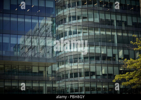 Manchester City Centre Neubaugebietes Spinningfields entfernt ist die Stadt der Finanzplatz, modernen Gebäuden in der modernen Glas Büros widerspiegeln Stockfoto