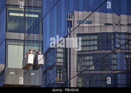 Windowcleaners in einem Eimer Manchester City Centre Nr. 1 Neubaugebietes Spinningfields entfernt der Alliierten in Hardman Square London Financial District landmark hi Office steigen Bauen Stockfoto