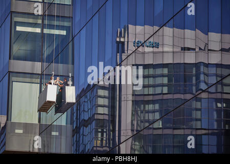 Windowcleaners in einem Eimer Manchester City Centre Nr. 1 Neubaugebietes Spinningfields entfernt der Alliierten in Hardman Square London Financial District landmark hi Office steigen Bauen Stockfoto