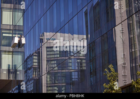 Windowcleaners in einem Eimer Manchester City Centre Nr. 1 Neubaugebietes Spinningfields entfernt der Alliierten in Hardman Square London Financial District landmark hi Office steigen Bauen Stockfoto