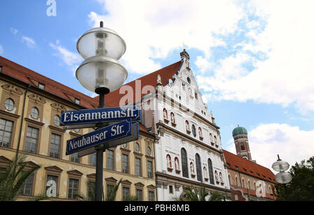 Die Kirche St. Michael, Neuhauser Straße (Richard Strauss Brunnen) in München, Deutschland Stockfoto