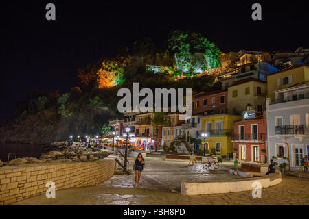 Die erstaunliche Küstenstadt Parga in der Nacht. Touristen und Besucher zu Fuß über der Küste neben der schön geschmückte Geschäfte und Restaurants. Parga Stockfoto