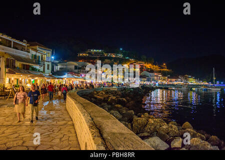 Die erstaunliche Küstenstadt Parga in der Nacht. Touristen und Besucher zu Fuß über der Küste neben der schön geschmückte Geschäfte und Restaurants. Parga Stockfoto