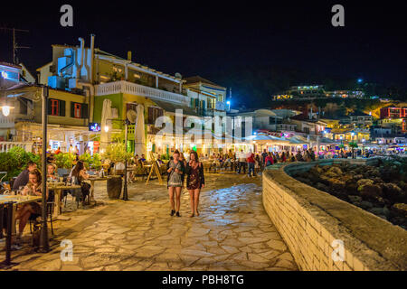 Die erstaunliche Küstenstadt Parga in der Nacht. Touristen und Besucher zu Fuß über der Küste neben der schön geschmückte Geschäfte und Restaurants. Parga Stockfoto