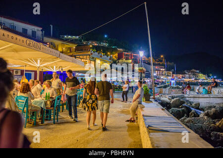 Die erstaunliche Küstenstadt Parga in der Nacht. Touristen und Besucher zu Fuß über der Küste neben der schön geschmückte Geschäfte und Restaurants. Parga Stockfoto