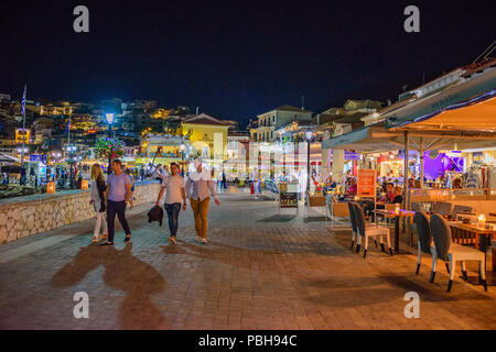 Die erstaunliche Küstenstadt Parga in der Nacht. Touristen und Besucher zu Fuß über der Küste neben der schön geschmückte Geschäfte und Restaurants. Parga Stockfoto