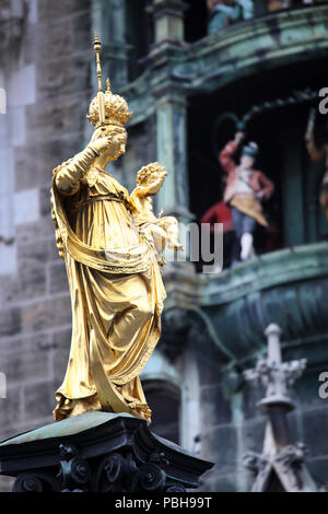 Die goldene Statue der Maria (Mariensaule), eine Mariensäule auf dem Marienplatz in München, Deutschland Stockfoto