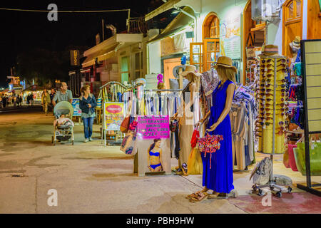 Die erstaunliche Küstenstadt Parga in der Nacht. Touristen und Besucher zu Fuß über der Küste neben der schön geschmückte Geschäfte und Restaurants. Parga Stockfoto